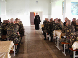 иерей Димитрий Корецкий проводит лекцию для военнослужащих