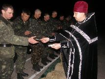 иерей Димитрий Корецкий вручает солдатам иконы-триптихи